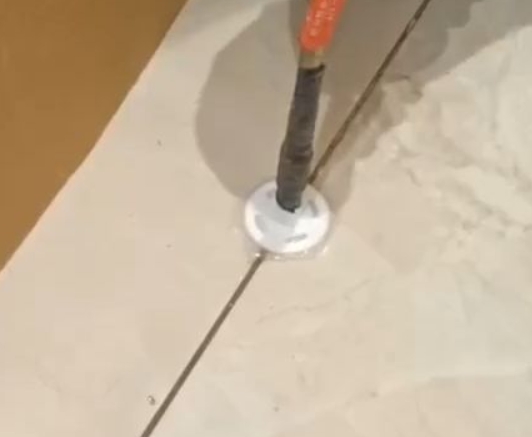 邵阳市瓷砖空鼓维修公司专业解答瓷砖在铺贴过程中，如果没有涂抹均匀到位的粘结材料（如水泥砂浆或瓷砖胶），可能会导致以下问题