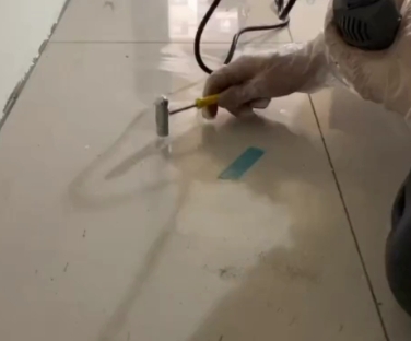 邵阳市瓷砖开裂维修公司专业分享瓷砖在铺贴前如果没有沥干水分，将会导致以下问题