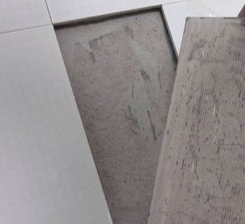 邵阳市瓷砖空鼓维修公司分享瓷砖铺贴时如果打浆（即涂抹在瓷砖背面和基层上的砂浆或瓷砖胶）过少，会带来以下问题